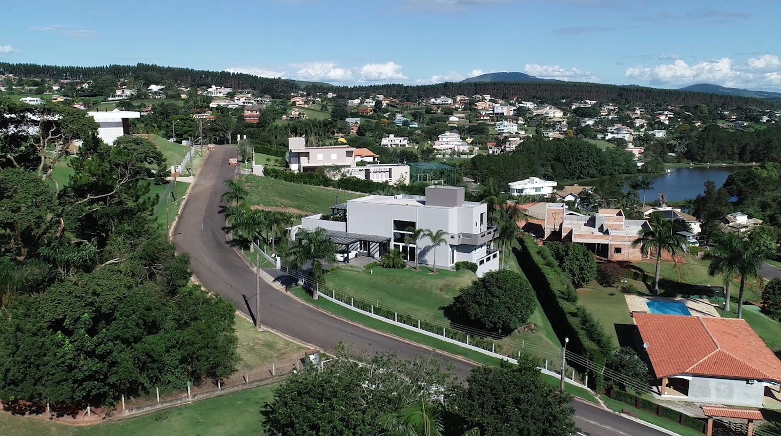casa-alto-padrao-condominio-fechado-drone Casa de alto padrão em condomínio fechado vista por drone