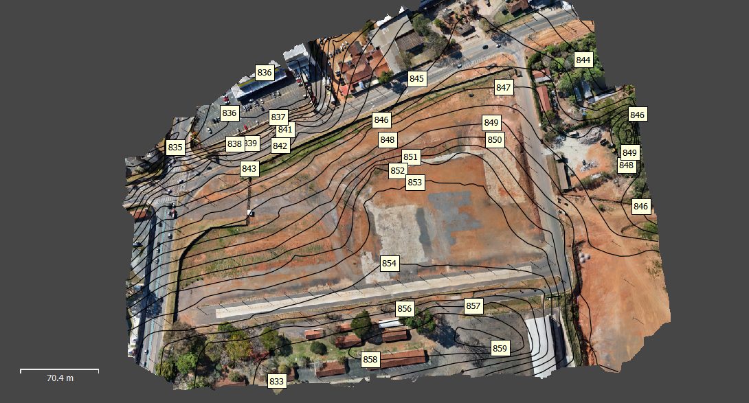 curvas-de-nivel-ortomosaico-drone Curvas de nível cotadas de 833 a 859 metros sobrepostas ao ortomosaico do terreno