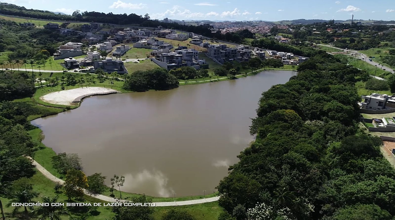 lago-do-condominio-fechado-drone Lago do condomínio fechado visto por drone