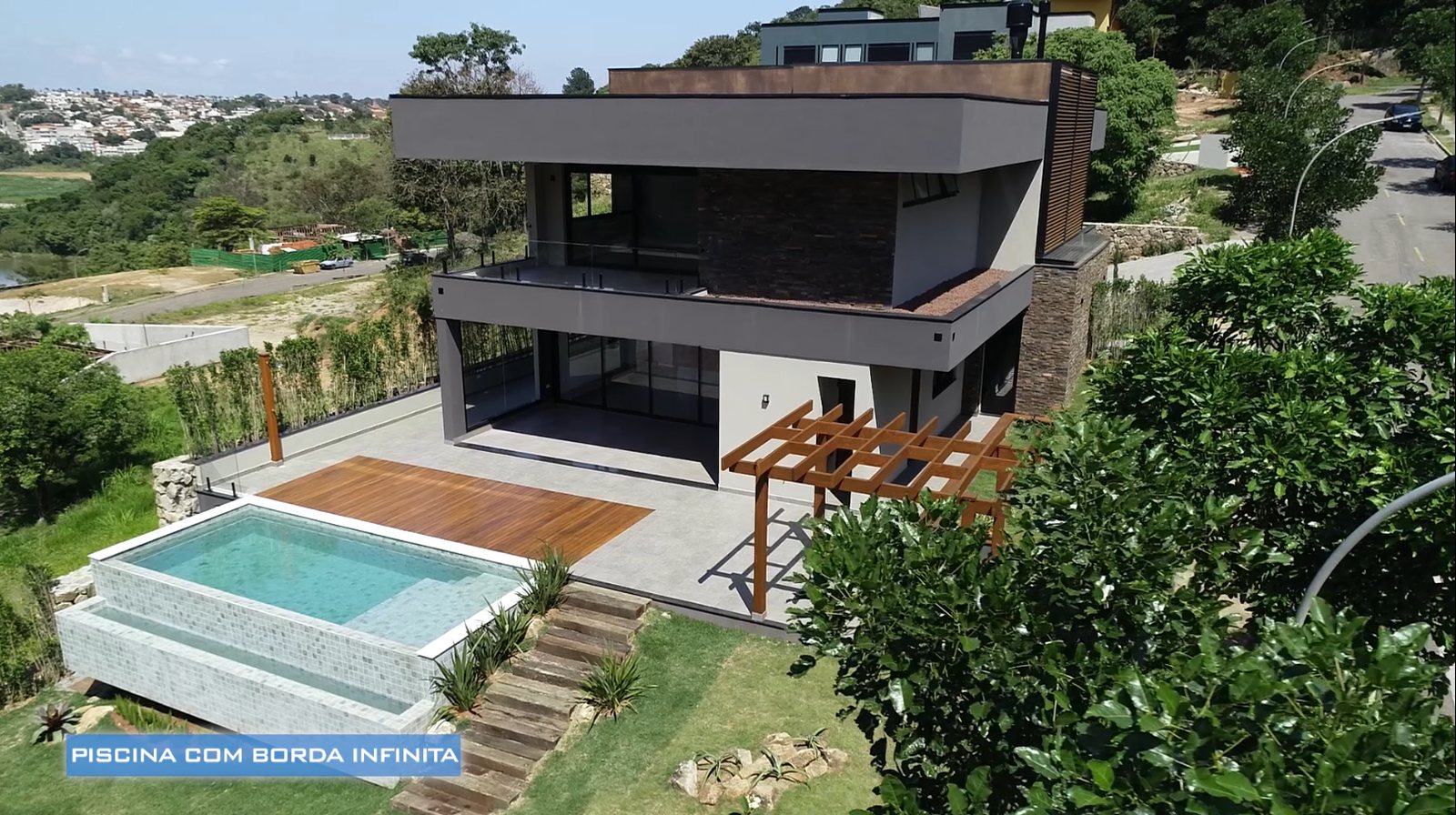 video-imobiliario-piscina-borda-infinita-drone Piscina com borda infinita em vídeo imobiliário feito com drone